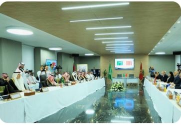 <p>تتجه أزيد من 60 شركة سعودية خلال الأيام القادمة للإستثمار بالمغرب في مختلف المجالات، وذلك في إطار الإتفاقيات المبرمة بين البلدين مؤخرا لتعزيز التعاون الاقتصادي والتجاري وفرص التعاون المشترك وتمكين القطاع الخاص وتنمية الاستثمارات بين البلدين.</p>
<p> </p>
<p>ويأتي تحرك الشركات السعودية للإستثمار في المغرب أيضا، رداً على الإهانة الجزائرية للمستثمرين السعوديين،حيث ظهر وزير الصناعة الصيدلانية الجزائري علي عون في مقطع فيديو يوبخ مسؤولي شركة “تبوك” السعودية للأدوية الذين أرادوا الاستثمار في الجزائر ، بعد أن قدموا خريطة تظهر المغرب كاملة.</p>
<p> </p>
<p>وكان وزير التجارة ماجد القصبي، قد قاد وفداً حكوميا الى المملكة المغربية يضم مسؤولين من القطاع الحكومي عن 14 جهة حكومية وممثلين للقطاع الخاص عن 62 شركة سعودية وعلى رأسهم صندوق الاستثمارات العامة السعودي وذلك في زيارة رسمية امتدت أربعة أيام في أواخر سنة 2022</p>