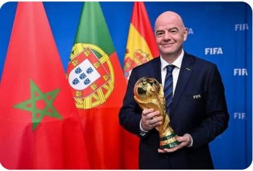<p> </p>
<p>ذكرت صحيفة as الإسبانية في تقرير لها اليوم الخميس ، أن الإتحادات الكروية في المغرب اسبانيا والبرتغال توصلت إلى اتفاق مبدئي بشأن توزيع ملاعب كأس العالم 2030.</p>
<p> </p>
<p>وحسب تقرير as ، فإن اجتماعا عقد اليوم الخميس بمدريد، اتفقت فيه اتحادات كرة القدم الإسبانية والبرتغالية والمغربية على 18 ملعبًا لاحتضان كأس العالم في الدول الثلاث الرئيسية المضيفة بالإضافة إلى ملعب واحد في كل من دول أمريكا الجنوبية الثلاث اوروغواي الارجنتين باراغواي.</p>
<p> </p>
<p>و أورد تقرير as ، أنه حسب الاتفاق فإن اسبانيا كان لها حصة الاسد بـ 10 ملاعب ، وخمسة ملاعب في المغرب، وثلاثة أخرى في البرتغال.</p>
<p> </p>
<p>و حسب التقرير، فإن إسبانيا تضغط من أجل رفع عدد ملاعبها المرشحة لاستضافة المونديال الى 11، لكن ذلك قوبل بمعارضة الدول الأخرى خاصة البرتغاليين.</p>
<p> </p>
<p>و ذكر تقرير as أن المغرب سيحصل على خمسة ملاعب عكس ما هو متداول (6) ، مشيرا الى ان المغاربة حريصون على استضافة نهائي المونديال وهو الأمر الذي مازال يثير النقاش بين البلدان الثلاثة.</p>
<p> </p>
<p>تقرير الصحيفة الإسبانية زعم أن إسبانيا والبرتغال يفضلان إقامة النهائي على ملعب سانتياغو برنابيو في مدريد، الذي استضاف نهائي كأس العالم عام 1982.</p>
<p> </p>