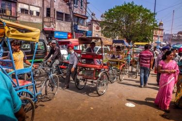 نُيودلهي مدينة المُتناقضات .. وتجارة السواري الهندية تجلبُ مغربيات