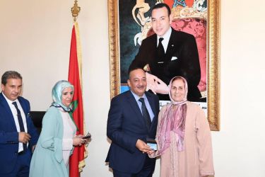 الأعرج يفي بوعده بتوزيع بطائق الفنان التي توفر التغطية الصحية والتقاعد للفنانين
