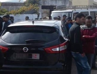 صور... مواطنون بتاونات يحاصرون رئيس جماعة استغل سيارة الجماعة في قضاء أغراضه الخاصة !