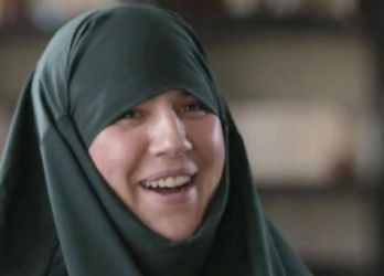 غريب وعجيب ,,, مغنية فرنسية شهيرة تفتتح وكالة خاصة برحلات الحج والعمرة