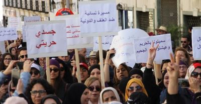 أغلبهن عجائز ... حرية الجسد والحق في التعري هي آخر وأهم مطلب تطالب به الحقوقيات في مسيرة احتجاجية بطنجة