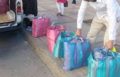 فضيحة سياسيين  قدموا مساعدات غذائية لميسورين لأسباب انتخابية