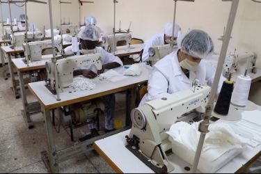 هكذا انخرطت سجينات عكاشة في صناعة الكمامات الواقية