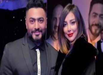 هكذا كان رد فعل تامر حسني بعدما اقترب معجب من زوجته 