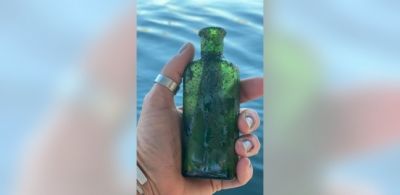 هكذا توصلت شابة أمريكية لكاتب رسالة في زجاجة عمرها 95 سنة بعدما عثرت عليها