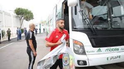 المنتخب الجزائري يحل  بمطار مراكش المنارة