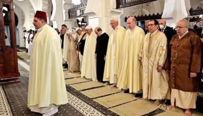 لباس غريب لوزير الخارجية الجزائري يثير سخرية رواد التواصل الاجتماعي