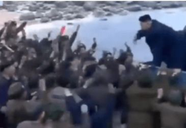 هل يعبدونه لهذا الحد ؟ شاهد ماذا فعل هذا الشعب مع رئيسهم 