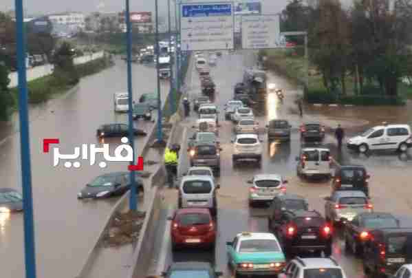 بالصورة.. الأمطار تغرق سيارات في الطريق السيار على مستوى البرنوصي بالدار البيضاء