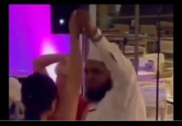 حقيقة فيديو رقص الامام الشهير  مع فتاتين