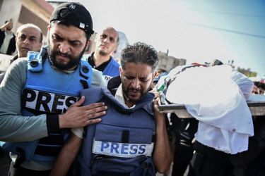 الخطة السحرية التي يعتمدها صحافيو غزة لإيصال صوتهم للعالم بدون كهرباء ولا انترنت