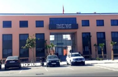 رئيس جماعة القليعة في مرمى الانتقادات بعد تدخله في اختصاصات لجنة الداخلية وإدلائه بموقف معارض لقرار عزل عامل الإقليم