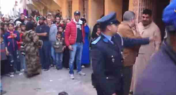 لحظة محاصرة وحش آدمي من طرف الساكنة اغتصب طفلة..بمدينة سطات ... فيديو صادم