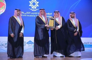 تكريم الراجحي والشبل والبيك من محافظ جدة لرعايتهم حفل خريجي التدريب التقني والمهني 