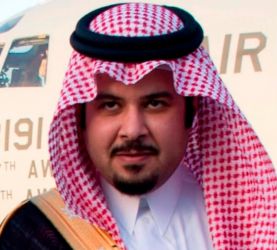 *الشاعر المختار يهدي أمير المدينة المنورة الأمير سلمان بن سلطان رائعته الشعرية ( على خطاه )*