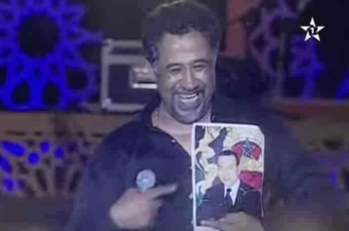 بالفيديو. الشاب خالد يُثير ضجة بالجزائر بعد حضنه لصورة محمد السادس بمهرجان الراي