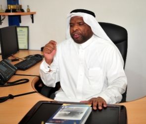 رأى أن الاستثمار في الكاتب أهم من دعم الكتاب محمد بلو .. من الطيران وفقدان البصر إلى مشروع أدبي يعبر بالذاكرة السعودية نحو العالم