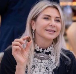سميرة معتوق.. صناعية إماراتية تحمل إرث «بن معتوق» إلى آفاق عالمية