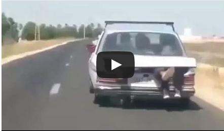 بالفيديو ... في مشهد مضحك ومبكي ، طاكسي يكدس ركابا في مكان الحقائب