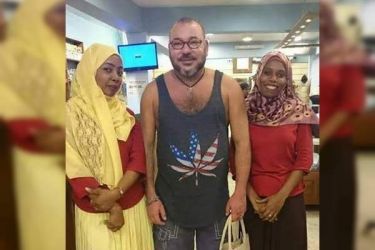 صورة للملك رفقة شابتين بزنجبار تشعل الفايس بوك
