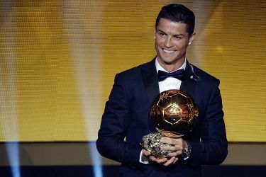 كريستيانو رونالدو يحرز الكرة الذهبية لعام 2016