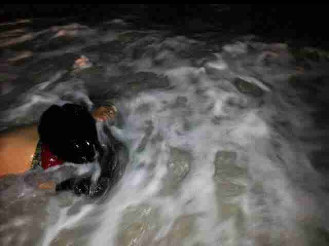 صور صادمة غرق مهاجرين سوريين كانو في طريقهم لايطاليا عبر البحر من ليبيا