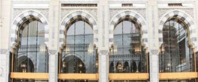 مصنوعة في ألمانيا ومكسوَّة بالذهب.. لأول مرة أبواب إلكترونية شفافة  في المسجد الحرام (شاهد)