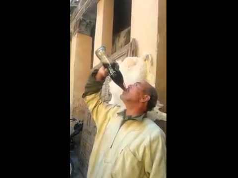 فيديو مثير ... المغربي الذي شرب قنينة كوكاكولا في عشرين ثانية دون أن يتنفس