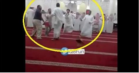  بالفيديو ... شجار في المسجد بين المصلين مع مُختل عقلياً يدعي أنه المهدي المنتظر