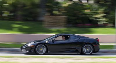 اشترى سيارة من نوع “فيراري” وبعد ساعة حطمها