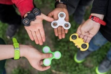 التحذيرات العالمية من خطورة لعبة "سبينر" متواصلة والمغاربة في "دار غفلون"