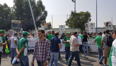 بالصور.. أنصار الرجاء يحتجون ضدسعيد حسبان