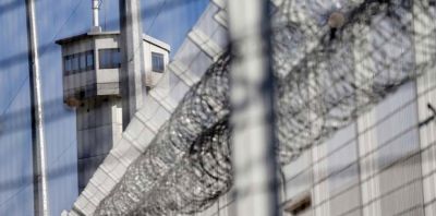 سجين يهرب ليهنئ ابنته بعيد ميلادها ثم يسلم نفسه