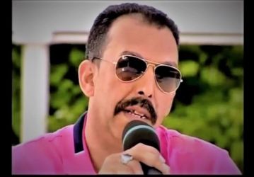 الإفراج عن الفنان أومكيل بكفالة بعد تنازل زوجتيه عن متابعته بتهمة الخيانة الزوجية 