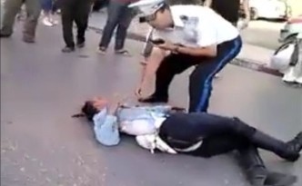الفيديو الذي يوثق سقوط شرطي طنجة من فوق سيارة النقل السري