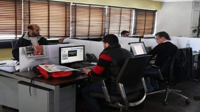 صور.. جريدة "  أخبار اليوم " تواصل عملها وسط جو من الحزن والترقب