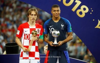 الكرواتي مودريتش يفوز بالكرة الذهبية والفرنسي مبابي أفضل لاعب صاعد