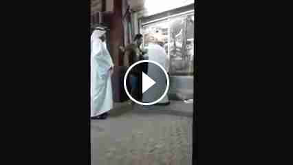 شاهد...شايب يضرب امراة منقبه في سوق المباركية بالكويت 